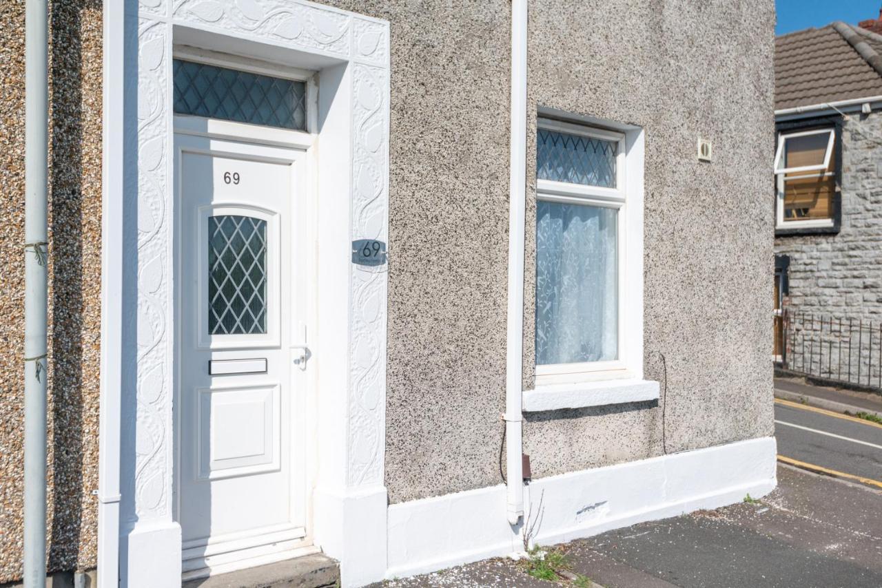 Stop At This Space, Near The Liberty Swansea Extérieur photo
