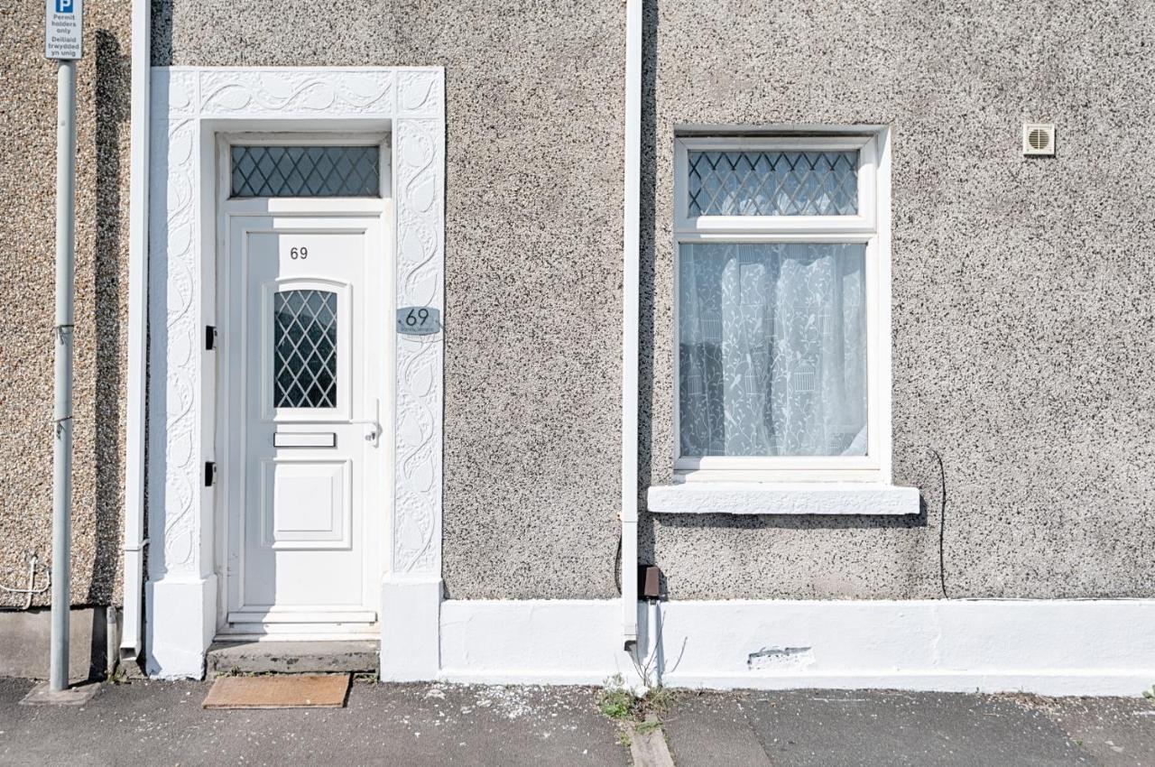 Stop At This Space, Near The Liberty Swansea Extérieur photo